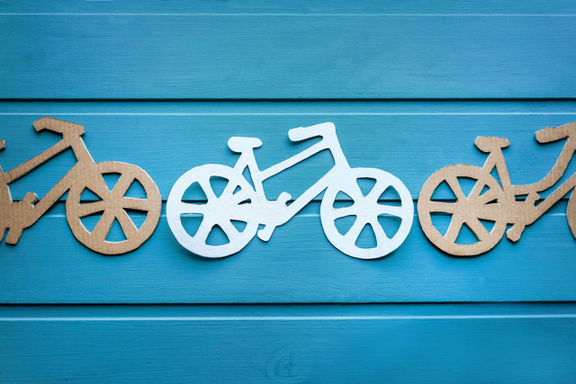 vélos en cartons fond bleu